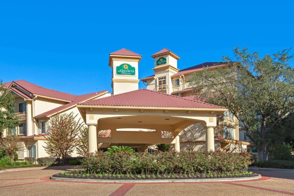 a hotel with a gazebo in front of a building at La Quinta by Wyndham Houston Galleria Area in Houston