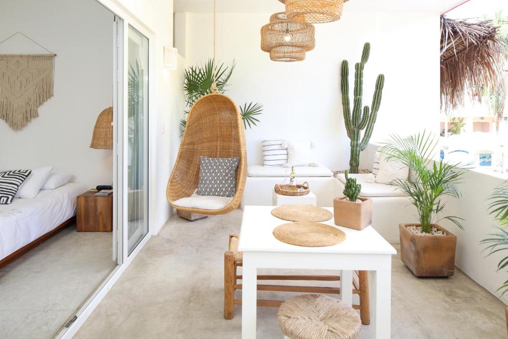 een woonkamer met een bank, een tafel en een cactus bij El 55 Sayulita Stylish couple getaway rooftop pool in Sayulita