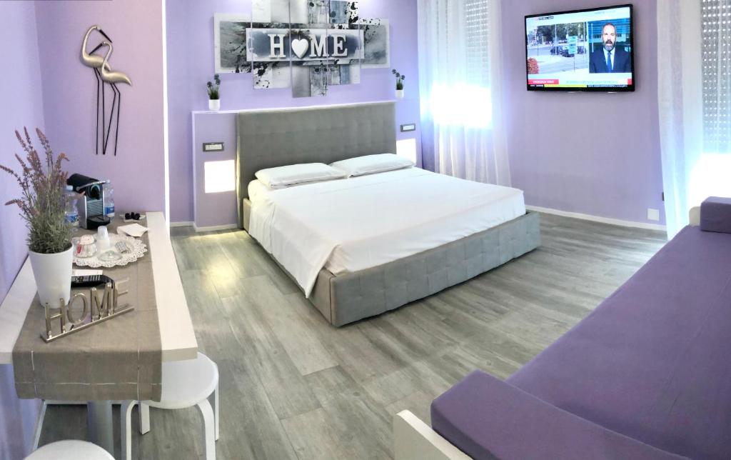 ボローニャにあるBB Veronesiの紫色のベッドルーム(ベッド1台、テーブル付)