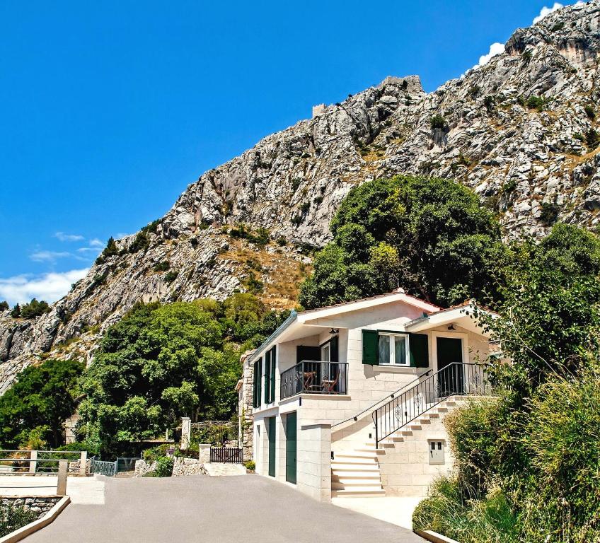 una casa di fronte a una montagna rocciosa di House Dunja a Omiš (Almissa)