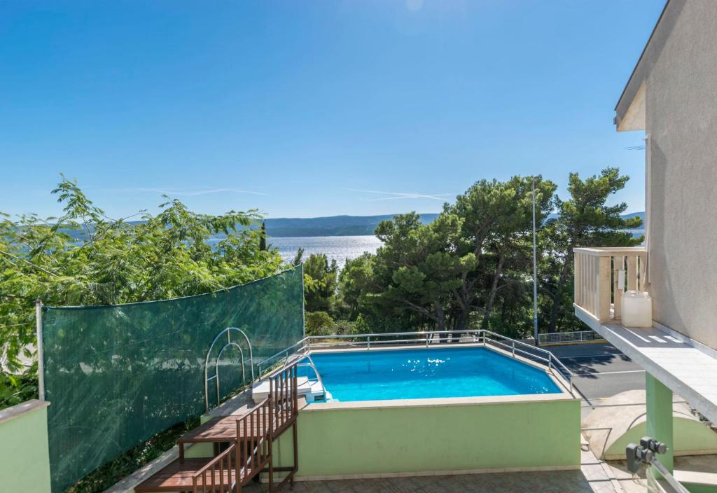 una piscina con vista sull'acqua di Apartments Mirko a Lokva Rogoznica