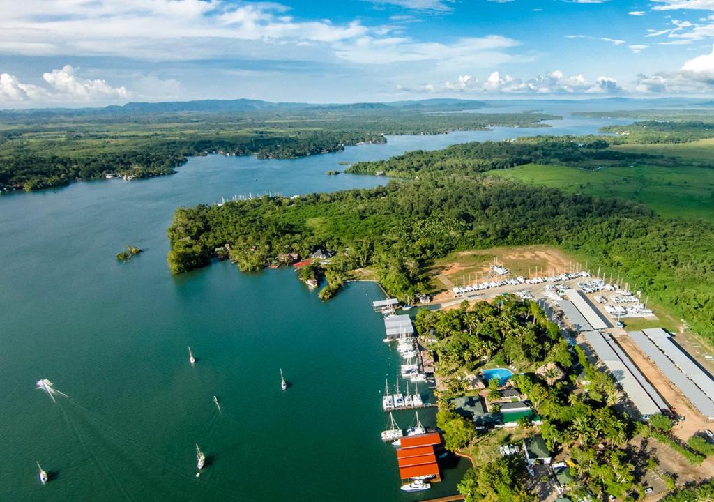 una vista aérea de un puerto sobre un río en Nanajuana Río Dulce en Rio Dulce