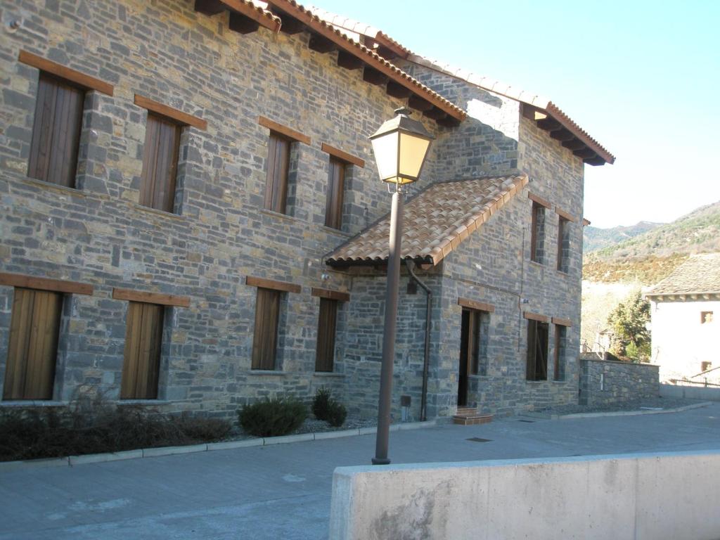 a street light in front of a brick building at Apartamentos Portal de Ordesa in Fiscal