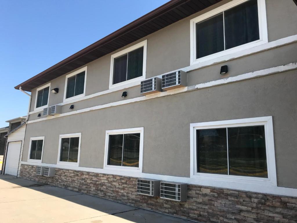 uma vista exterior de um edifício com janelas em Deluxe Inn Nebraska City em Nebraska City