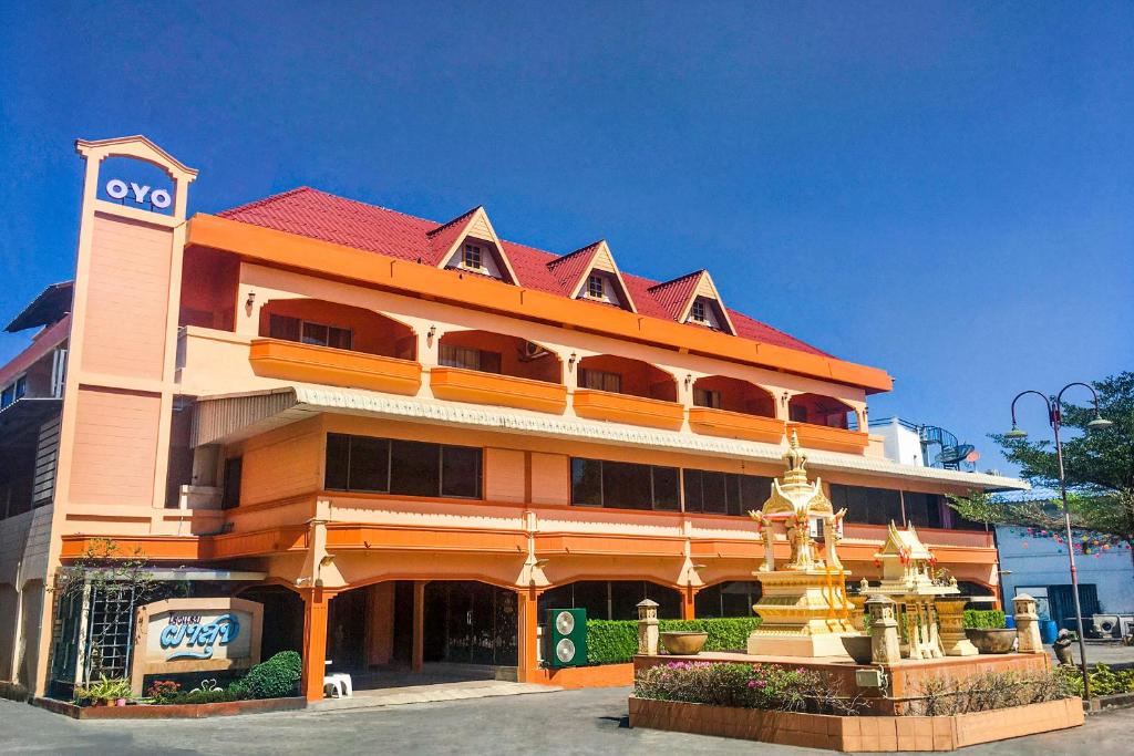 un edificio con una fontana di fronte di OYO 534 Phasuk Hotel a Pran Buri