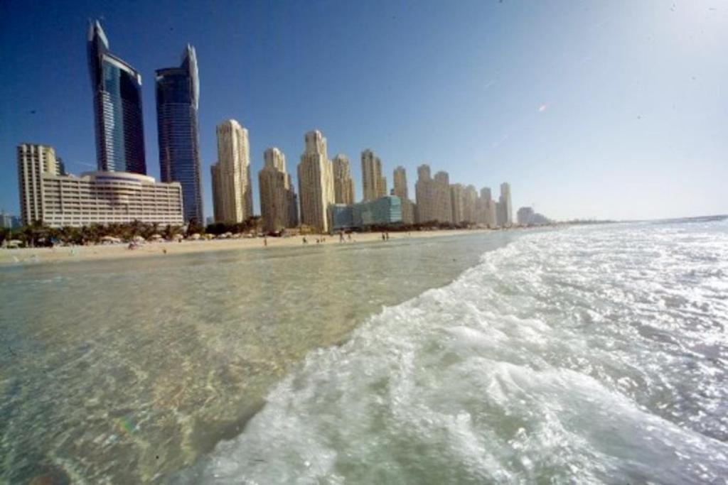 Foto dalla galleria di 2BR Beach front Sea View a Dubai