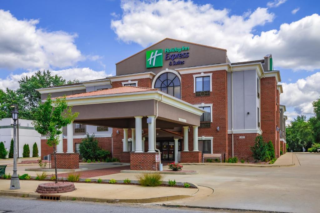 a front view of a hotel at Holiday Inn Express & Suites - South Bend - Notre Dame Univ. in South Bend