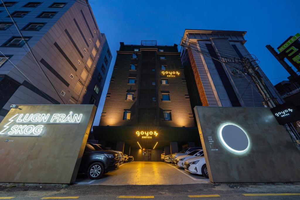 un edificio con coches estacionados en un estacionamiento en Goyo37 Hotel Osan by Aank, en Osan