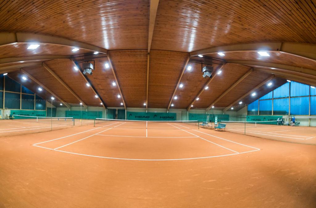 Tenis a/nebo squash v ubytování Tennis Golf Hotel Höllrigl nebo okolí