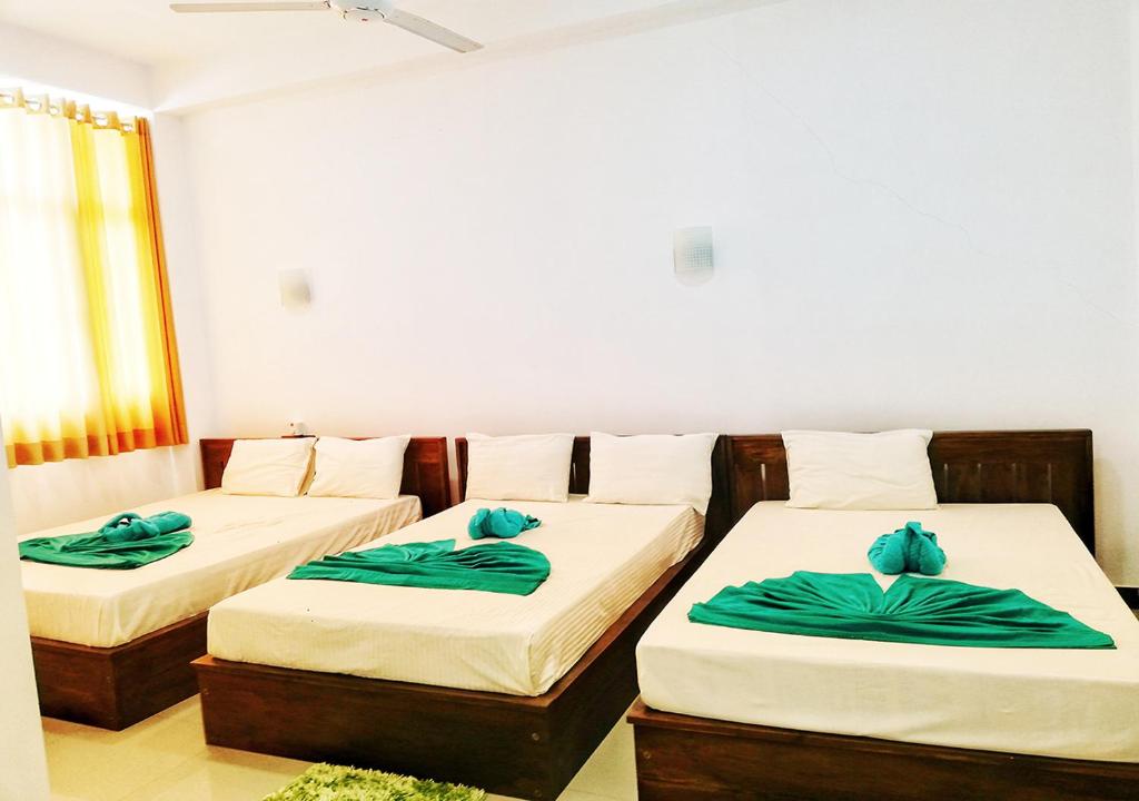Postel nebo postele na pokoji v ubytování Capital Resort Inn