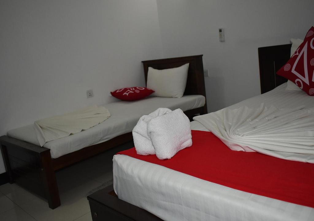 Postel nebo postele na pokoji v ubytování Capital Resort Inn