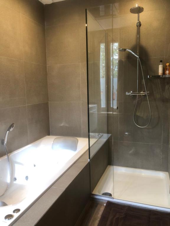 Koupelna v ubytování Hotel Duivels Paterke Harelbeeksestraat 29, 8500 Kortrijk
