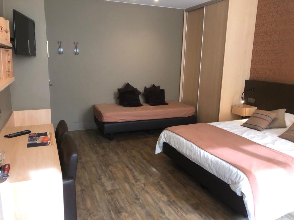 Postel nebo postele na pokoji v ubytování Hotel Duivels Paterke Harelbeeksestraat 29, 8500 Kortrijk