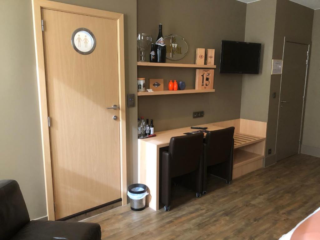 Kuchyň nebo kuchyňský kout v ubytování Hotel Duivels Paterke Harelbeeksestraat 29, 8500 Kortrijk
