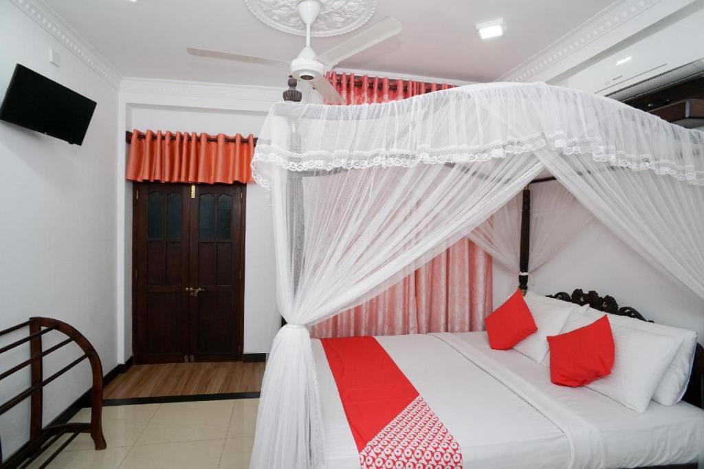 Postel nebo postele na pokoji v ubytování Shirantha Hotel