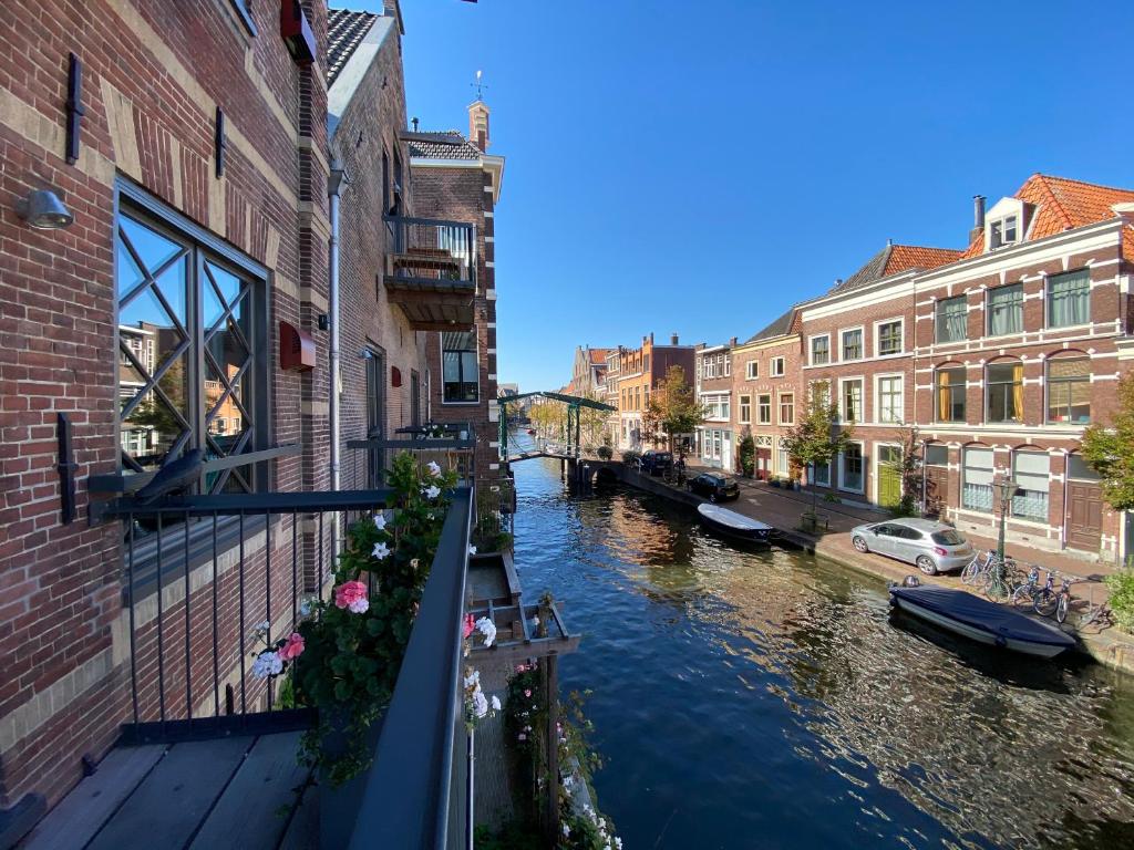 Blick auf einen Kanal in einer Stadt mit Gebäuden in der Unterkunft Pakasa in Leiden