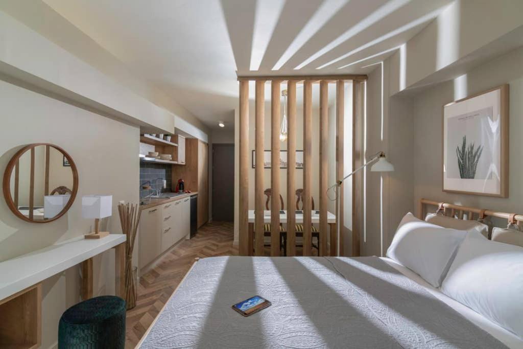Łóżko lub łóżka w pokoju w obiekcie Candia Studio-Heraklio City Centre