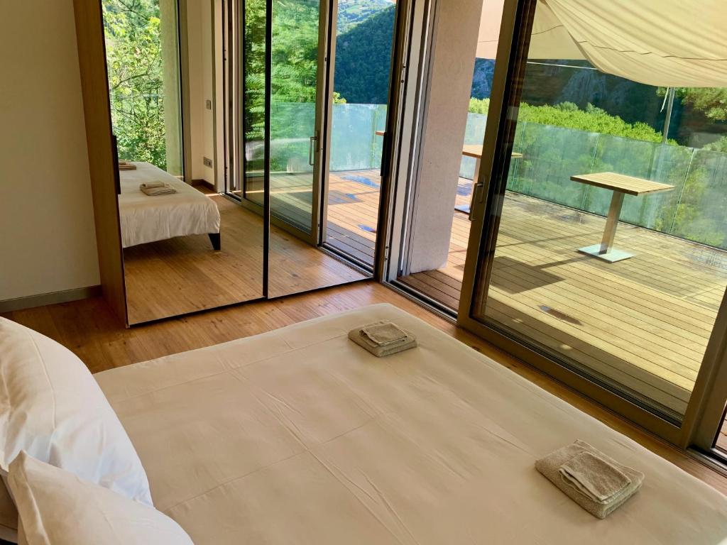La Forestale Luxury Ecolodge B&B Primo Piano - Kamer Met Kingsize Bed En Uitzicht Op De Bergen