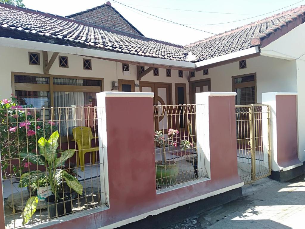 Banyuwangi Baru Homestay في بانيووانجى: منزل أمامه بوابة