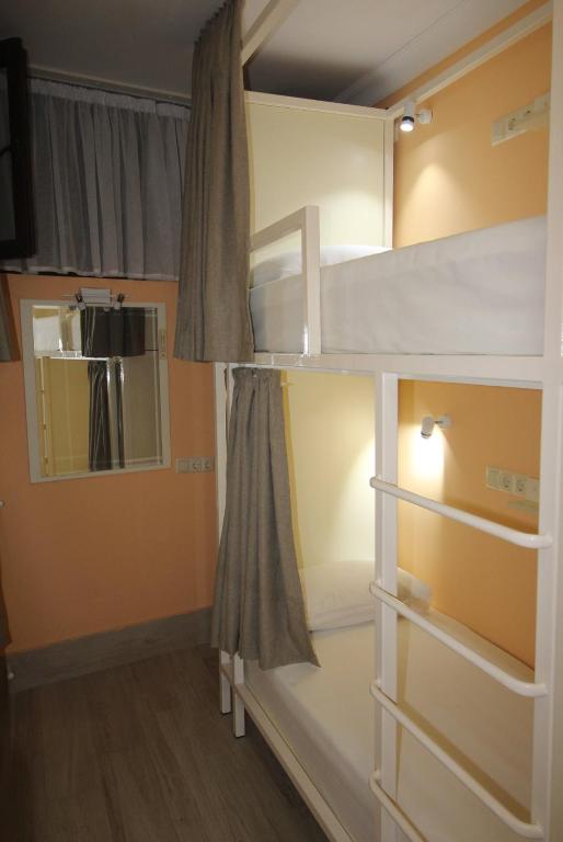 una stanza con due letti a castello e uno specchio di Hostel Jeal a Batumi
