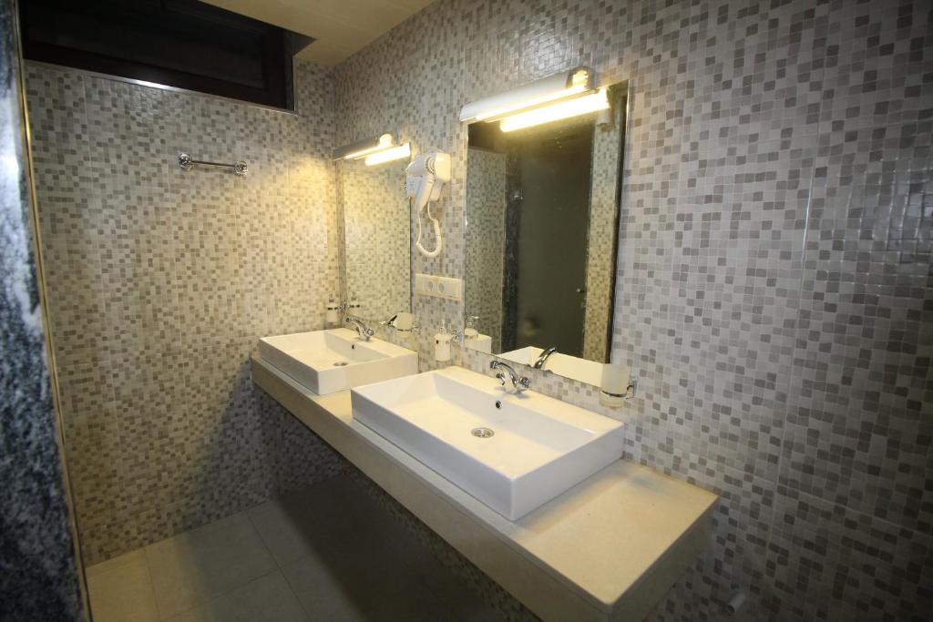un bagno con un lavandino bianco e uno specchio di Hostel Jeal a Batumi