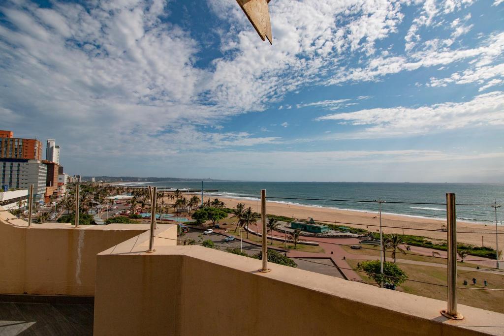 widok na plażę z balkonu ośrodka w obiekcie Durban Seaside Apartment w mieście Durban