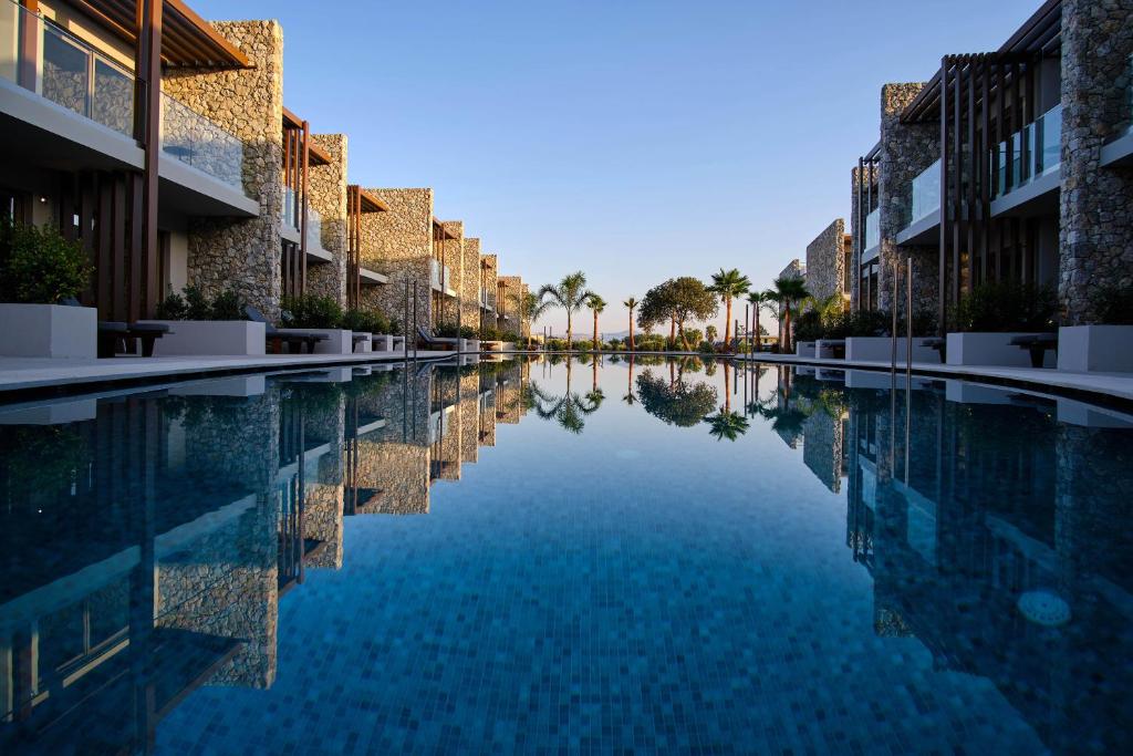 ein Schwimmbad in der Mitte eines Gebäudes in der Unterkunft Utopia Blu Hotel in Tigaki