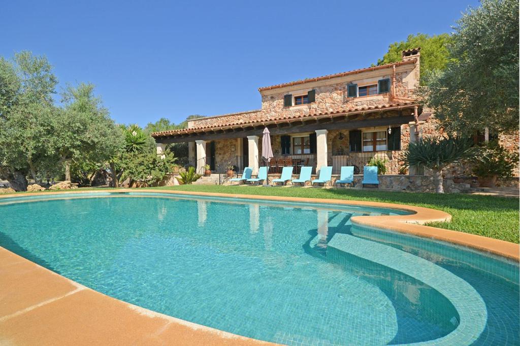 uma piscina em frente a uma casa em Cocons em Sineu