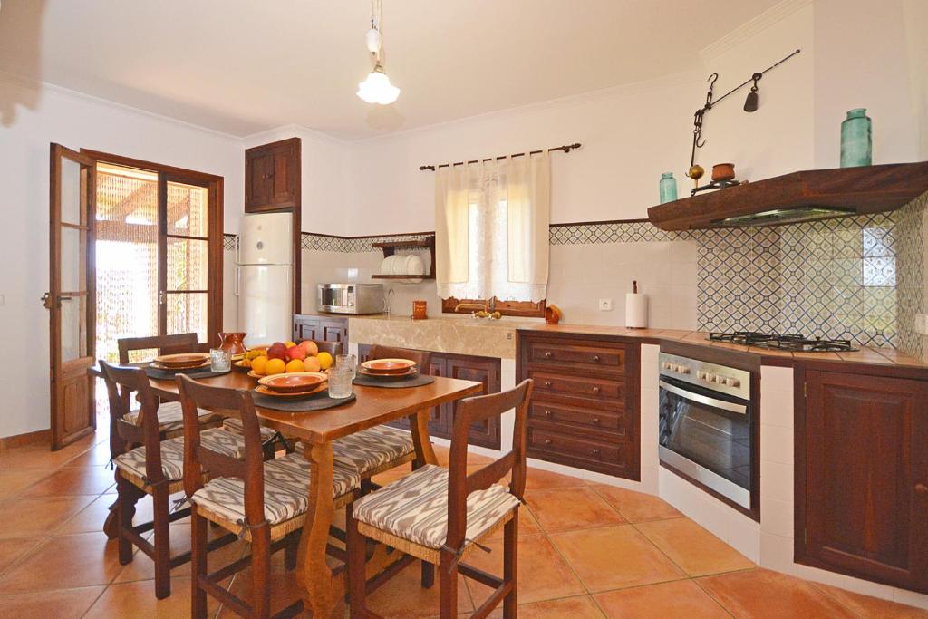 A kitchen or kitchenette at Cocons