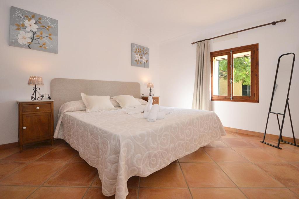A bed or beds in a room at Cocons