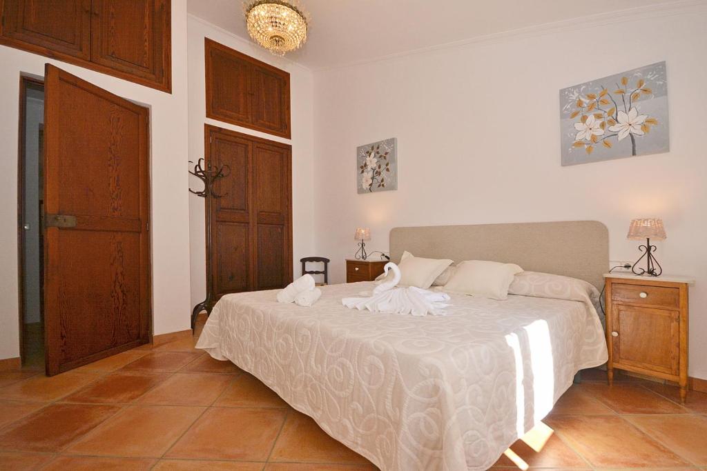 A bed or beds in a room at Cocons