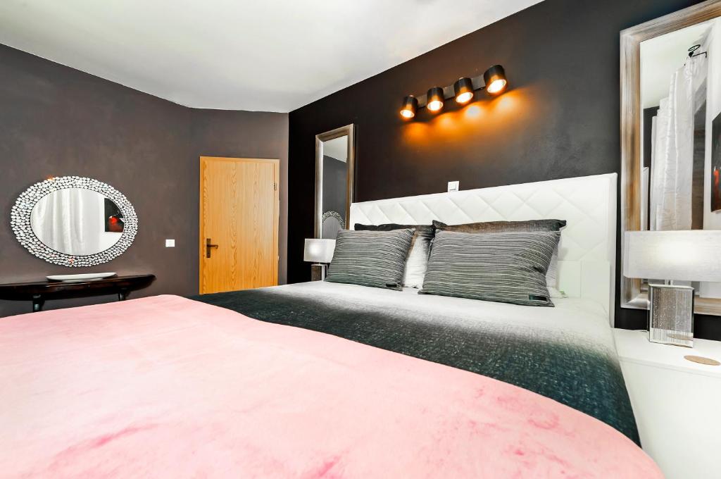 Posteľ alebo postele v izbe v ubytovaní Luxury Apartment KASTELA ANTIKA