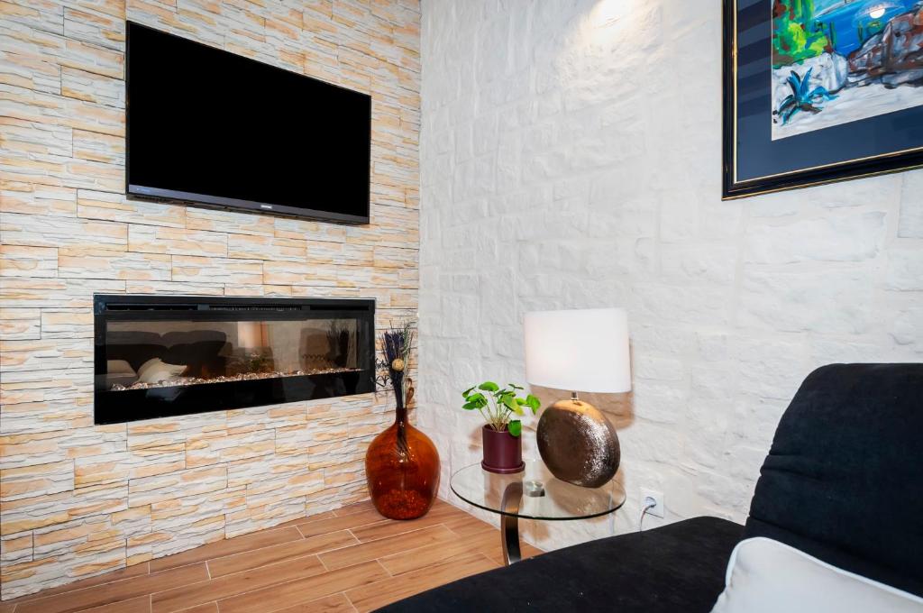 Televízia a/alebo spoločenská miestnosť v ubytovaní Luxury Apartment KASTELA ANTIKA