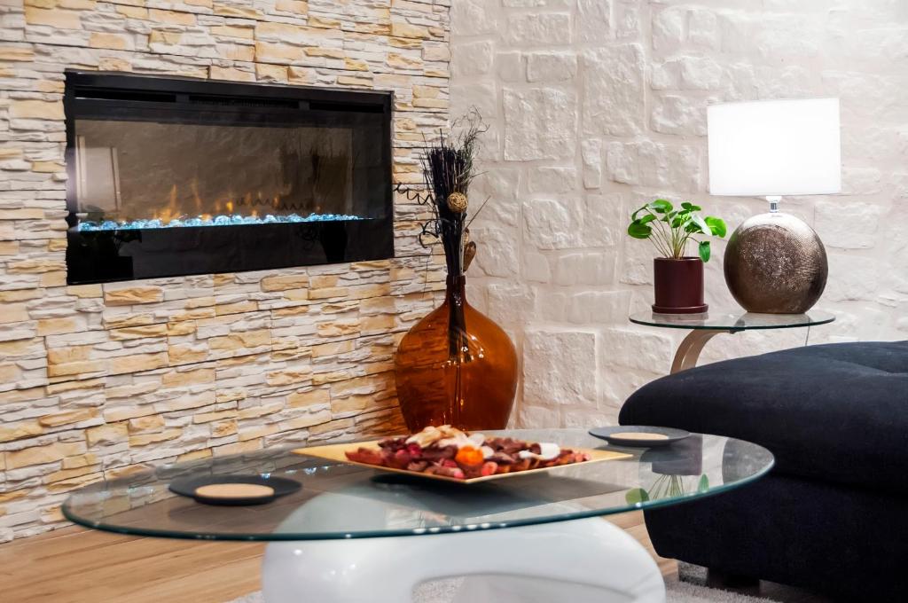 Televízia a/alebo spoločenská miestnosť v ubytovaní Luxury Apartment KASTELA ANTIKA