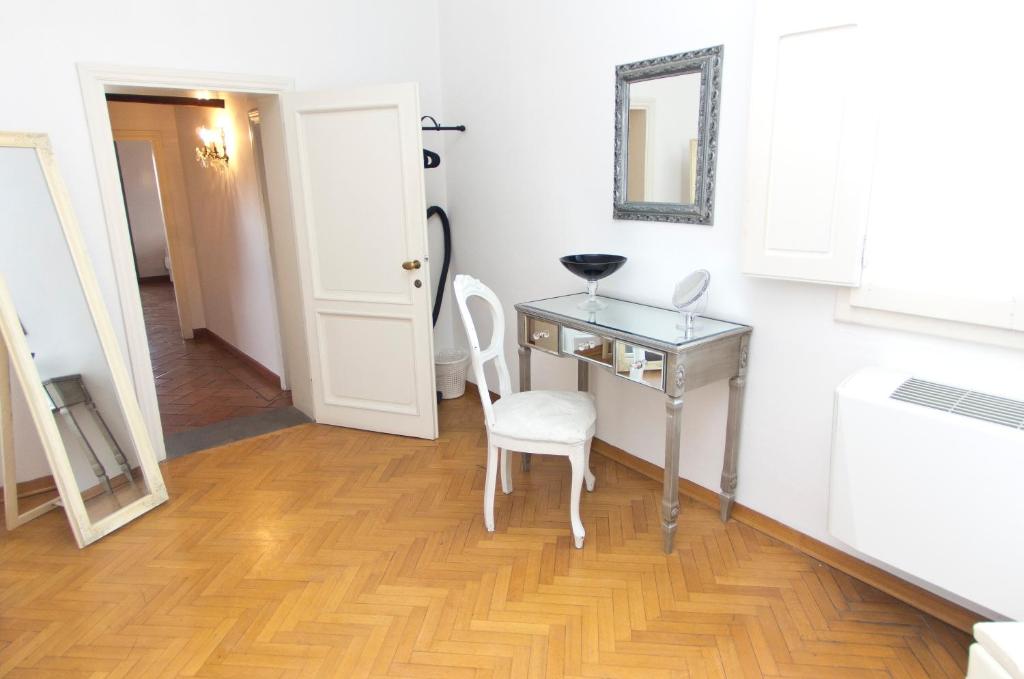 Zdjęcie z galerii obiektu TRAVIATA APPARTAMENTO STORICO - PALAZZO TOLOMEI we Florencji
