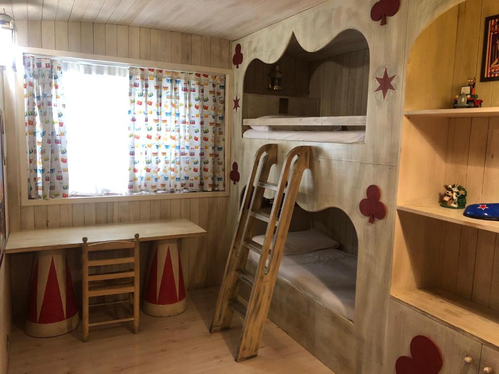 Palanda nebo palandy na pokoji v ubytování Suites Plaza Hotel & Wellness