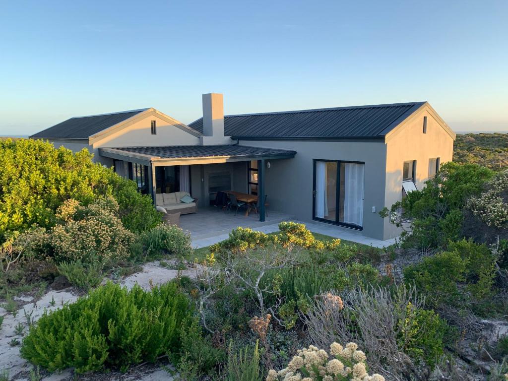 uma casa na praia com vista em 402 in Romansbaai - with solar power em Gansbaai