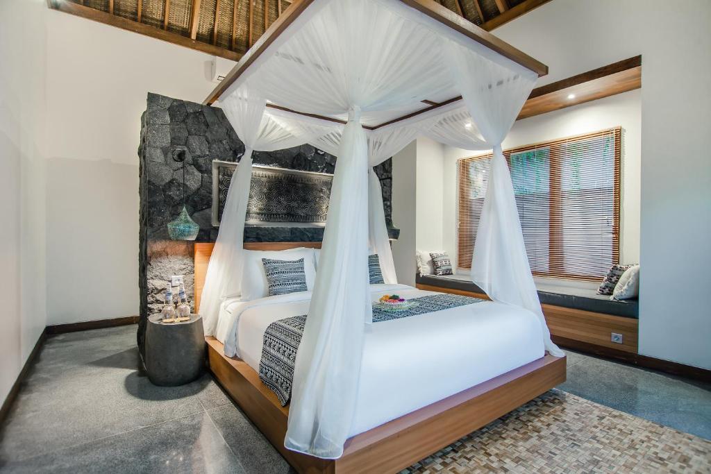 En eller flere senge i et værelse på Ubud Season Villas