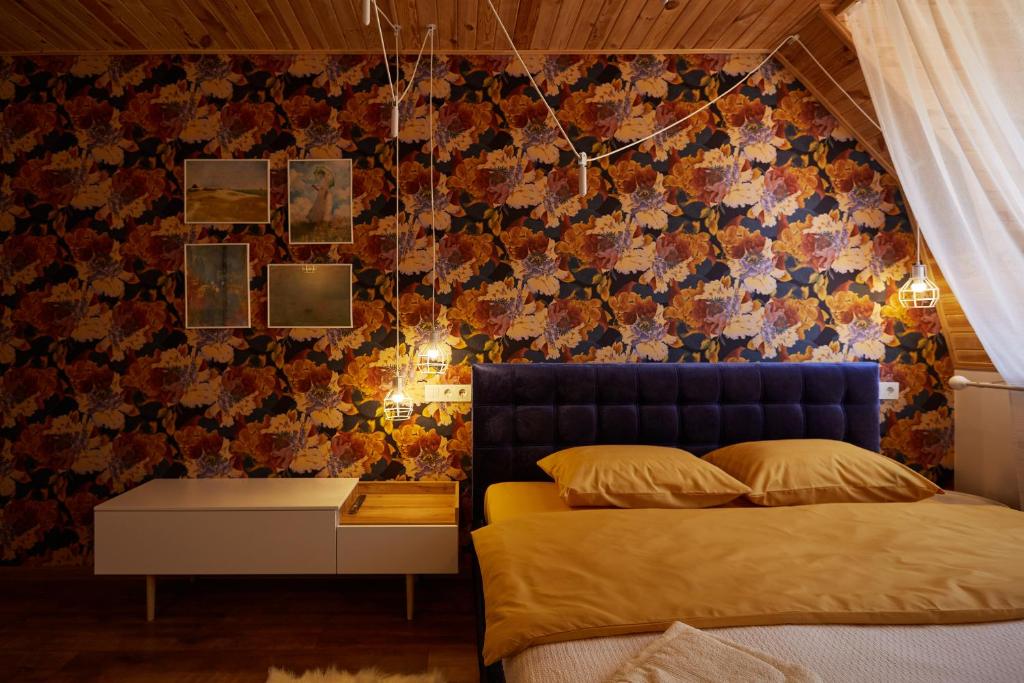 1 dormitorio con 1 cama con cabecero azul en Scandinavian Hygge Canyon view lounge, en Kamianets-Podilskyi