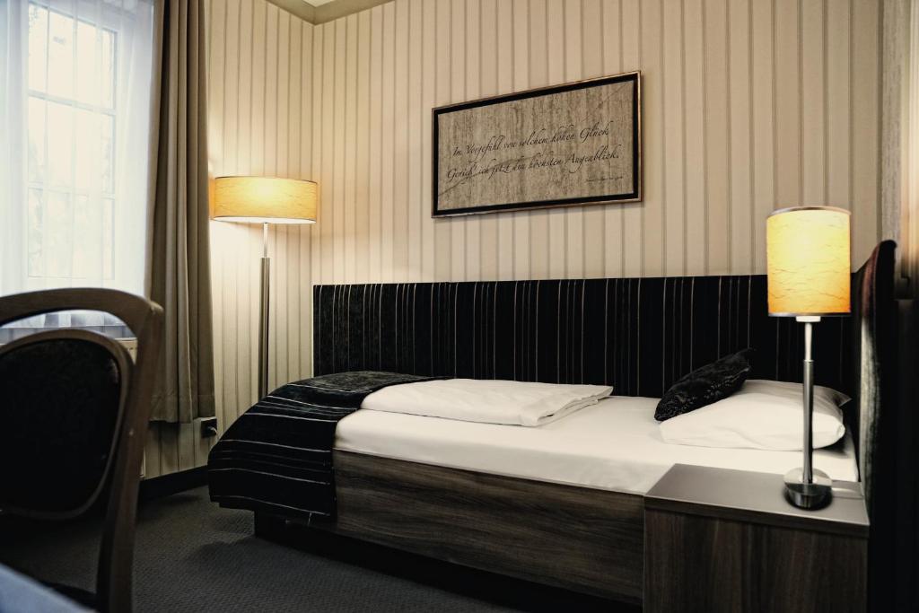 Letto o letti in una camera di Konsumhotel Dorotheenhof Weimar