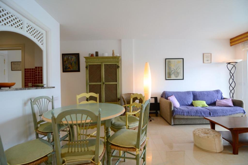 A seating area at Brises del Mar 3-1