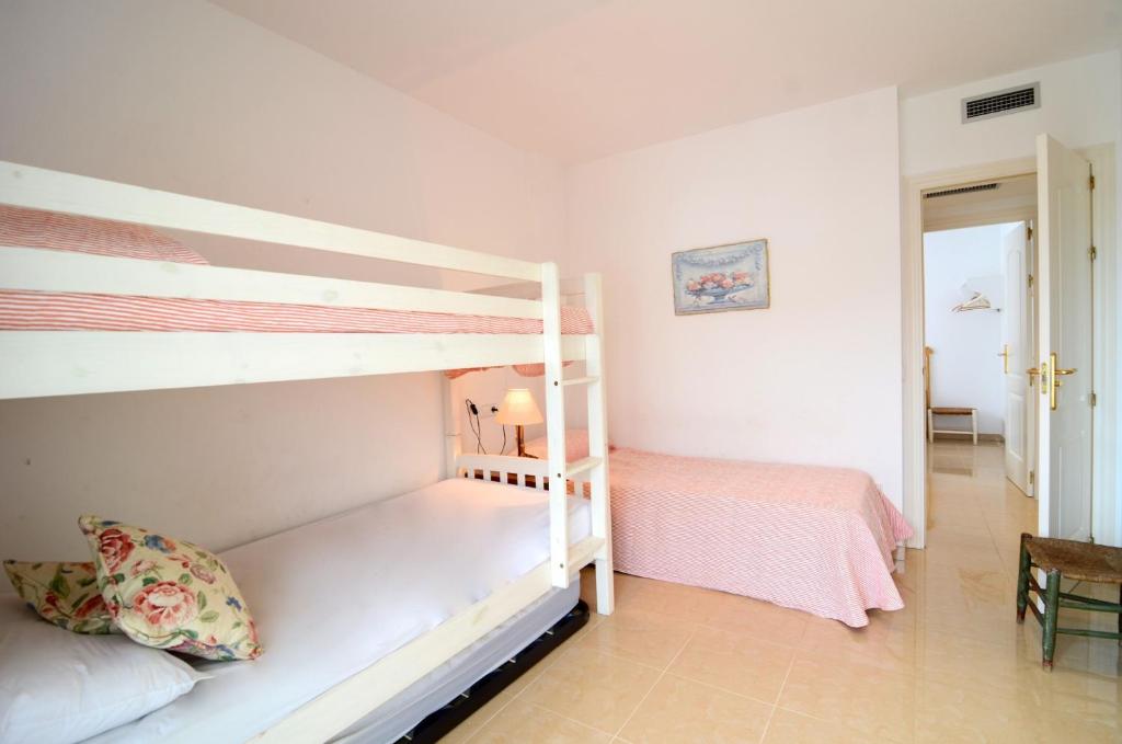 A bed or beds in a room at Brises del Mar 3-1