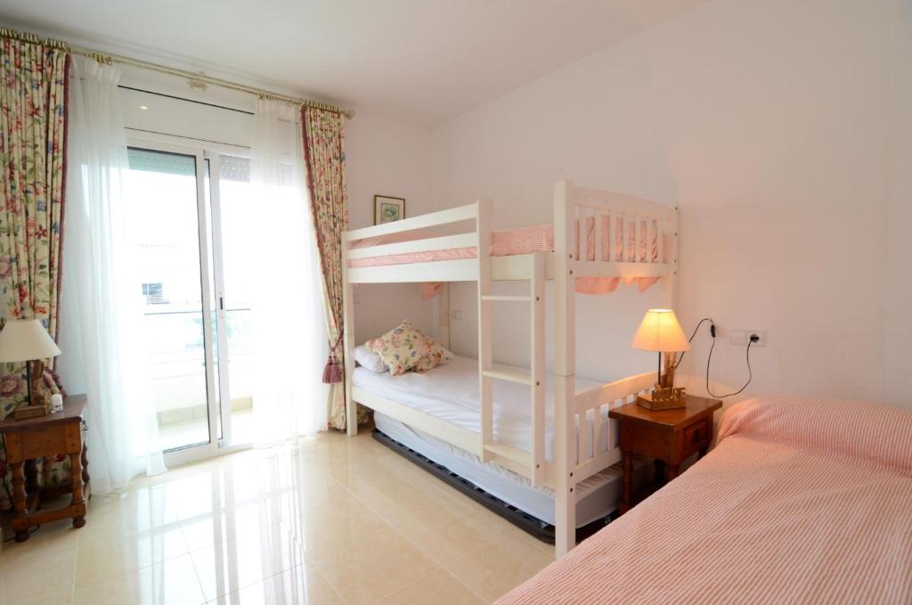A bed or beds in a room at Brises del Mar 3-1