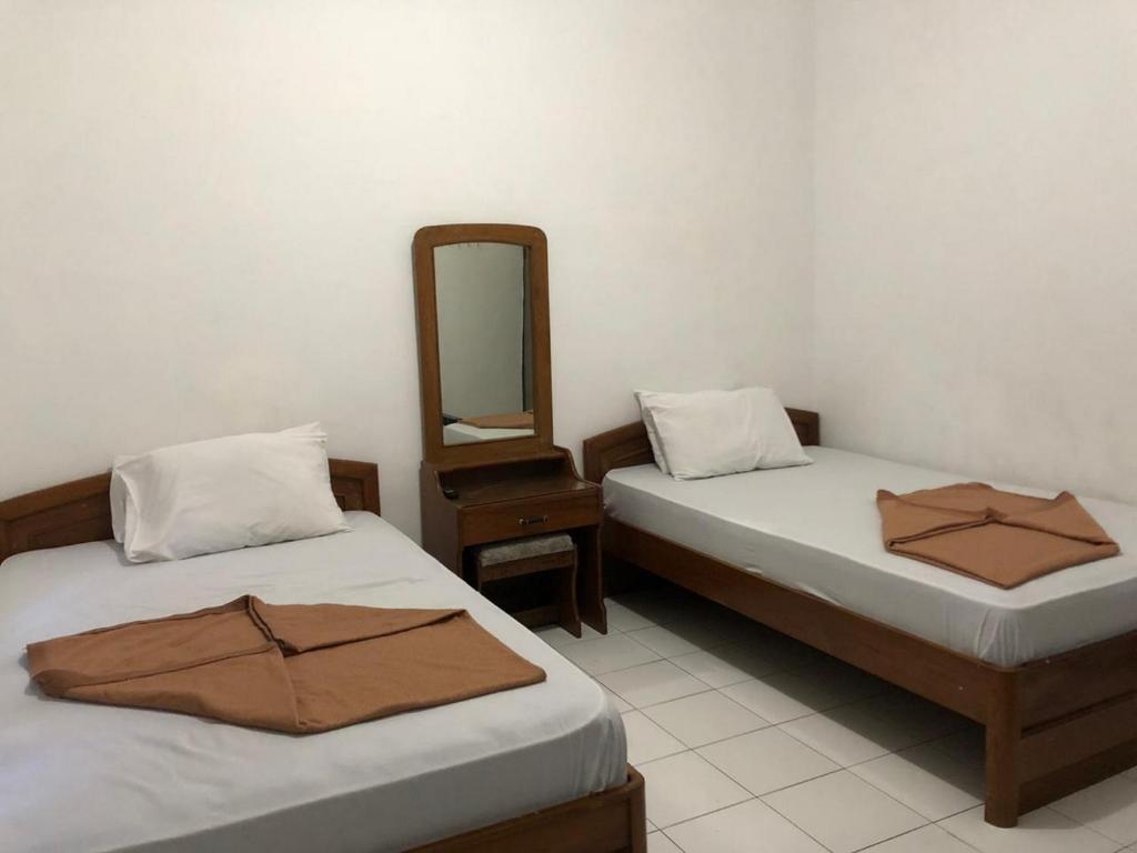 Postel nebo postele na pokoji v ubytování Hotel Baru Inn Batu RedPartner