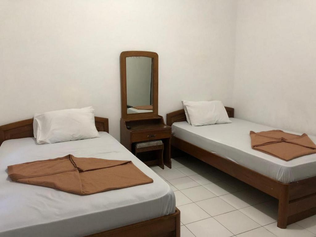 Postel nebo postele na pokoji v ubytování Hotel Baru Inn Batu RedPartner