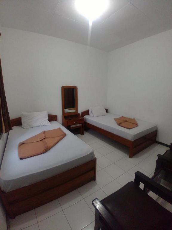 Postel nebo postele na pokoji v ubytování Hotel Baru Inn Batu RedPartner