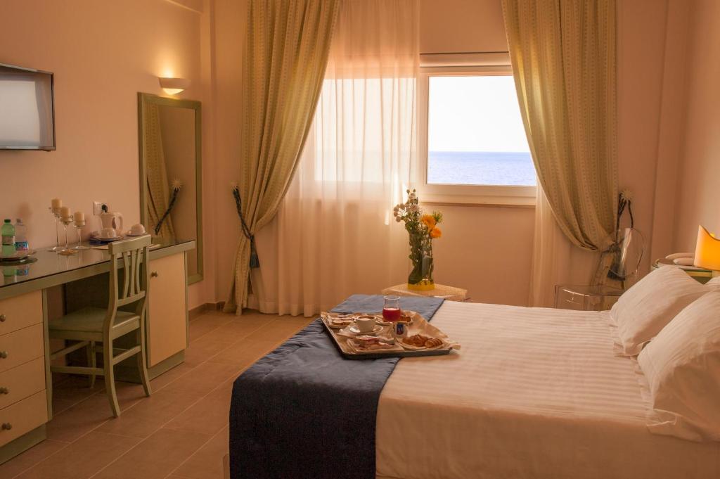 Postel nebo postele na pokoji v ubytování Summit Hotel