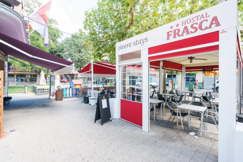 un restaurante rojo y blanco con mesas y sillas en Hostal Frasca by Vivere Stays, en Ciudad Real