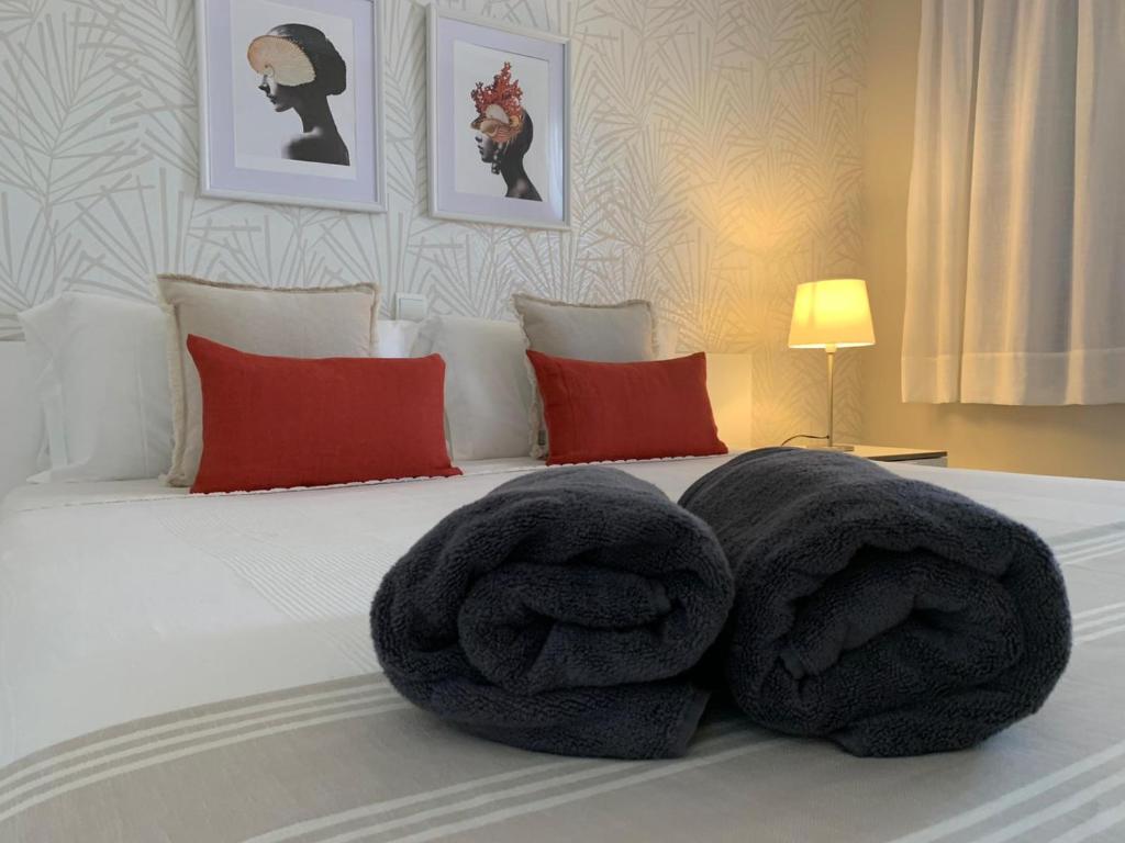 a bed with two large towels on top of it at El apartamento de Concha in San Agustin