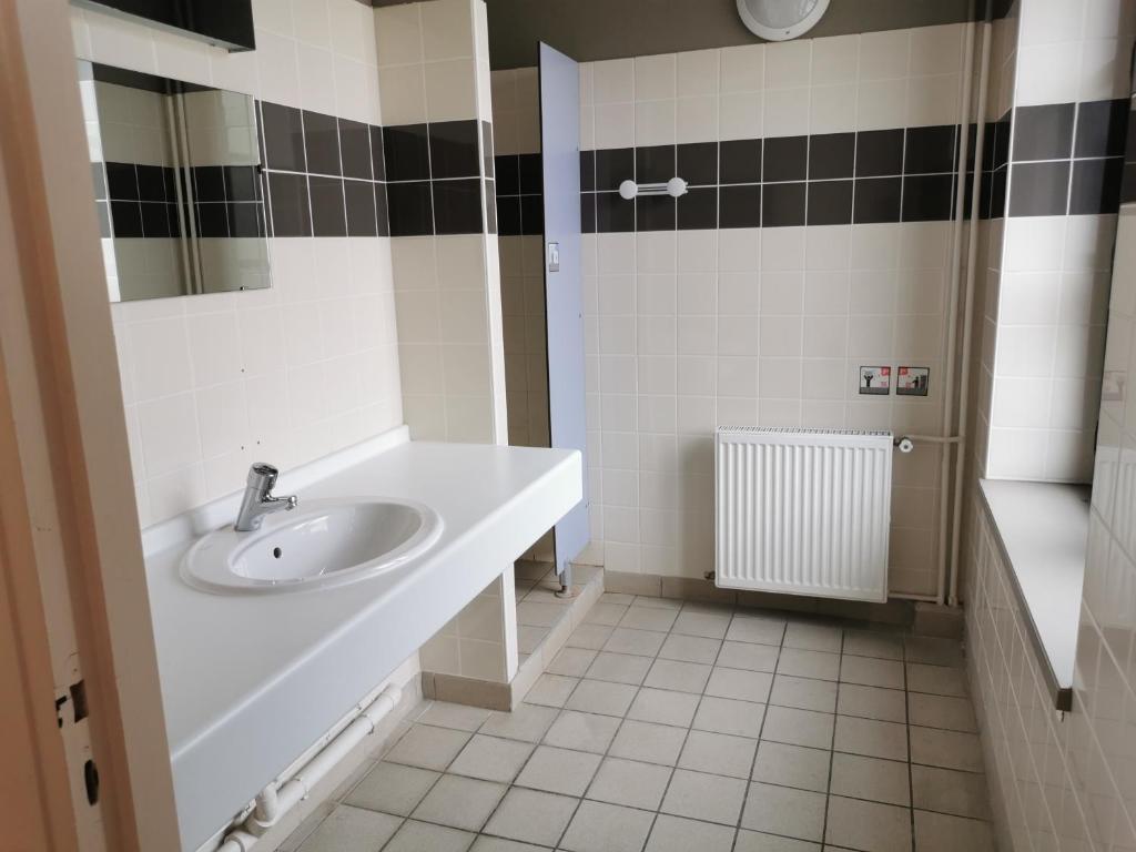 Auberge de Jeunesse HI Rouen - Habitación Con 2 Literas – Baño Compartido